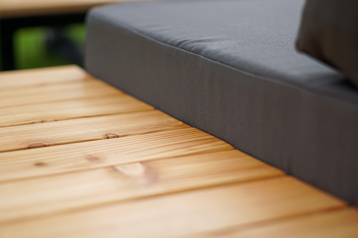 Zestaw mebli ogrodowych w nieprzemakalnej tkaninie Hooly ze stolikiem z litego drewna - szary Garden 2851 / teak  podręczny stolik z litego drewna