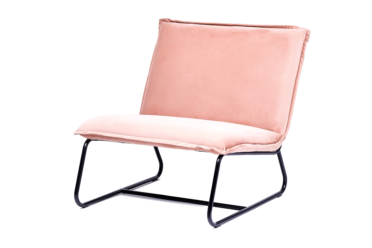 różowy fotel 
