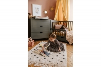 Drewniane łóżeczko dla niemowlaka z barierką Iwo - grafit, 140x70 łóżko niemowlęce z komodą  