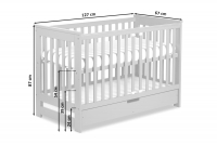 Drewniane łóżeczko dla niemowlaka z szufladą i barierką Iwo - biały, 120x60 Drewniane łóżeczko niemowlęce Iwo - wymiary 