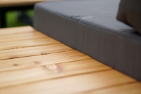 Zestaw mebli ogrodowych w nieprzemakalnej tkaninie Hooly ze stolikiem z litego drewna - szary Garden 2851 / bezbarwny drewnany stolik do ogrodu