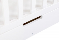 Drewniane łóżeczko dla niemowlaka z szufladą i barierką Iwo - biały, 120x60 białe łóżeczko z szufladą na zabawki 