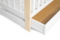 Drewniane łóżeczko dla niemowlaka z szufladą i barierką Iwo - biały/sosna, 120x60 łóżeczko z szufladą 