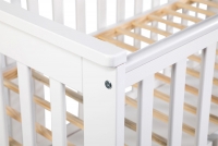 Drewniane łóżeczko dla niemowlaka z szufladą i barierką Iwo - biały, 120x60 drewniane łóżeczko dziecięce  