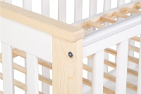 Drewniane łóżeczko dla niemowlaka z szufladą i barierką Iwo - biały/sosna, 120x60 łóżeczko z drewna sosnowego 