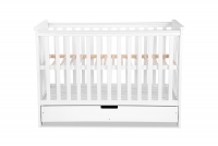 Drewniane łóżeczko dla niemowlaka z szufladą i barierką Iwo - biały, 120x60 białe łóżeczko niemowlęce 120x60 