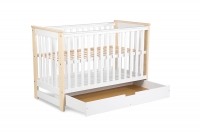 Drewniane łóżeczko dla niemowlaka z szufladą i barierką Iwo - biały/sosna, 120x60 białe łóżeczko niemowlęce z szufladą na pościel 