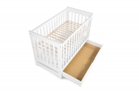 Drewniane łóżeczko dla niemowlaka z szufladą i barierką Iwo - biały, 120x60 białe łóżeczko z szufladą na pościel 