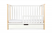 Drewniane łóżeczko dla niemowlaka z szufladą i barierką Iwo - biały/sosna, 120x60 łóżeczko niemowlęce zamienione na tapczan 