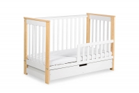 Drewniane łóżeczko dla niemowlaka z szufladą i barierką Iwo - biały/sosna, 120x60 łóżeczko niemowlęce z barierką zabezpieczającą  