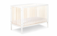 Drewniane łóżeczko dla niemowlaka z barierką Timi - biały/sosna, 120x60 łóżeczko Timi z opuszczonym dnem 