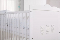 Drewniane łóżeczko dla niemowlaka Marsell - biały, 120x60 łóżeczko z aplikacją sówek 