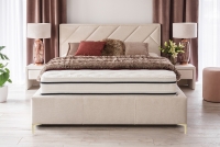 Łóżko tapicerowane sypialniane z pojemnikiem Tiade - 140x200, nogi złote jasne łóżko tapicerowane z wysokim wezgłowiem z przeszyciami 