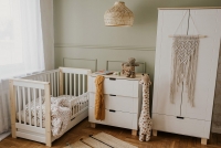 Drewniane łóżeczko dla niemowlaka z szufladą i barierką Iwo - biały/sosna, 120x60 zestaw mebli do pokoju niemowlęcego 