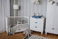 Drewniane łóżeczko dla niemowlaka z szufladą i barierką Iwo - biały, 120x60 białe łóżko niemowlęce od 1. dnia 
