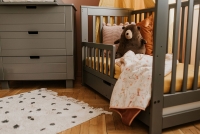 Drewniane łóżeczko dla niemowlaka z szufladą i barierką Iwo - grafit, 120x60 Łóżeczko niemowlęce 120x60   