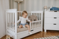 Drewniane łóżeczko dla niemowlaka z szufladą i barierką Iwo - biały, 120x60 białe łóżeczko niemowlęce 