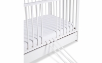 Drewniane łóżeczko dla niemowlaka z szufladą i barierką Timi - biały, 120x60 łóżeczko z wyjmowanymi szczeblami 