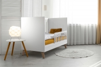 Drewniane łóżeczko dla niemowlaka z szufladą i barierką Noah - biały/dąb, 120x60 pokój z łóżeczkiem dla niemowlaka 