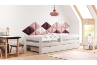 Łóżko dziecięce drewniane Tymek białe łóżeczko dziecięce z panelami tapicerowanymi na ścianie