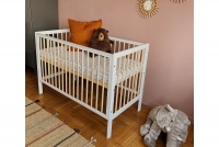 Drewniane łóżeczko dla niemowlaka z barierką Timi - biały, 120x60 białe łóżko dla niemowlaka 